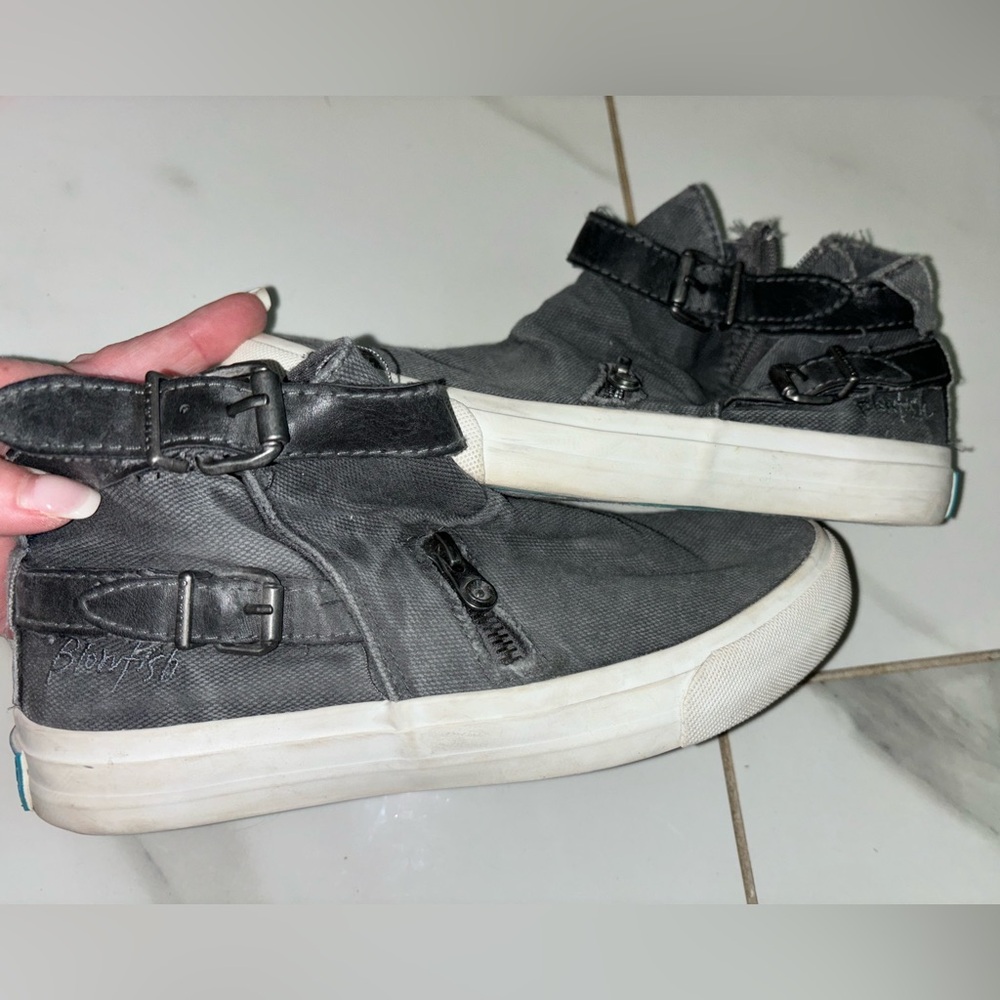 Bonefish distressed buckle sneakers 👟❤️